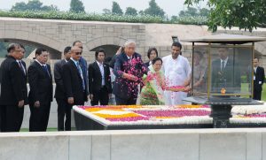 Htin Kyaw paying floral tributes at the Samadhi of Mahatma Gandhi, at Rajghat