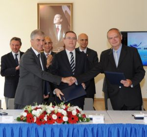 From left to right, Basat OZTURK, Deputy Undersecretary of Turkish Ministry of Defence; Selcuk YASAR , President and CEO of Roketsan; Luigi MATTIOLO, Italian ambassador to Turkey; Dr Faik EKEN, President and CEO of Aselsan; Mustapha SHAIKER, Deputy Undersecretary of SSM; Michel VIGNERAS, CEO of Eurosam after the signature of the Heads of Agreement to launch in-depth co-operation in the field of air and missile defence.