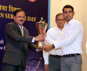 The Minister of State for Defence, Dr. Subhash Ramrao Bhamre presenting an award to a sportsperson at the inauguration of the 75th Raising Day function of the Armed Forces Headquarters (AFHQ) Civilian Services, in New Delhi on August 01, 2017.