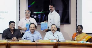 The Union Minister for Science & Technology, Earth Sciences and Environment, Forest & Climate Change, Dr. Harsh Vardhan and the Minister of State for Development of North Eastern Region (I/C), Prime Minister’s Office, Personnel, Public Grievances & Pensions, Atomic Energy and Space, Dr. Jitendra Singh witnessing the signing ceremony of an MoU between CSIR-NPL and ISRO for time and frequency traceability services, in New Delhi on August 04, 2017. The DG, CSIR, Dr. Girish Sahni is also seen