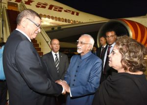 The Vice President, Shri M. Hamid Ansari being bid farewell by the Prime Minister of Tunisia, Mr. Habib Essid, in Tunis, Tunisia on June 03, 2016.