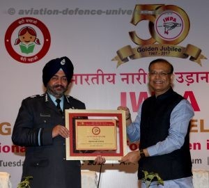 Minister of State of Civil Aviation Shri Jayant Sinha felicitating Chief of the Air Staff Air Chief Marshal BS Dhanoa