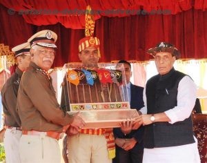 The Union Home Minister, Rajnath Singh being presented a memento by the Director General, SSB, Shri Rajni Kant Mishra