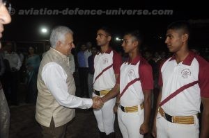 Lt Gen DR Soni,AVSM,VSM,ADC GOC-IN-C Southern Command felicitating the participants from NDA (3)