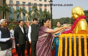 The Union Minister for Defence, Nirmala Sitharaman paying floral tributes to the former President of India 