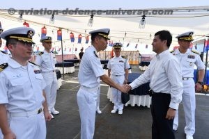 Mr Heng with Commanding Officer of Republic of Korea Navy ship