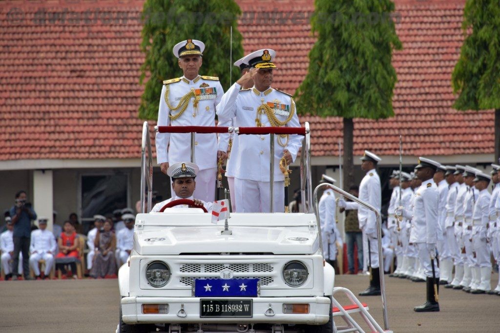 Vice_Adm_Atul_Kumar_Jain_reviewing_the_Parade_during_the_Change_of_Command_Parade_at_ENC_on_30_May_19__3_
