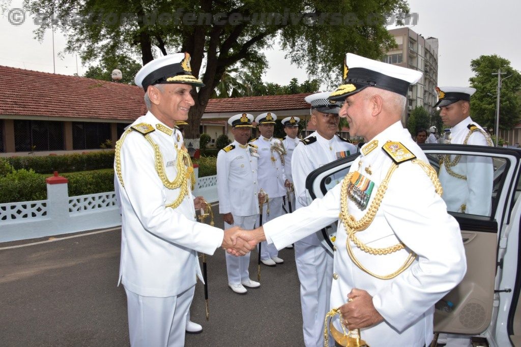 Vice_Adm_Atul_Kumar_Jain_taking_being_received_by_Vice_Adm_Karambir_Singh