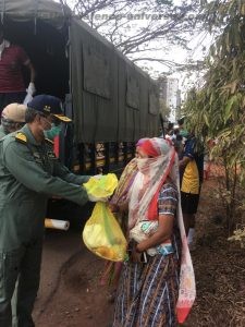 Indian Naval personnel distributed food 