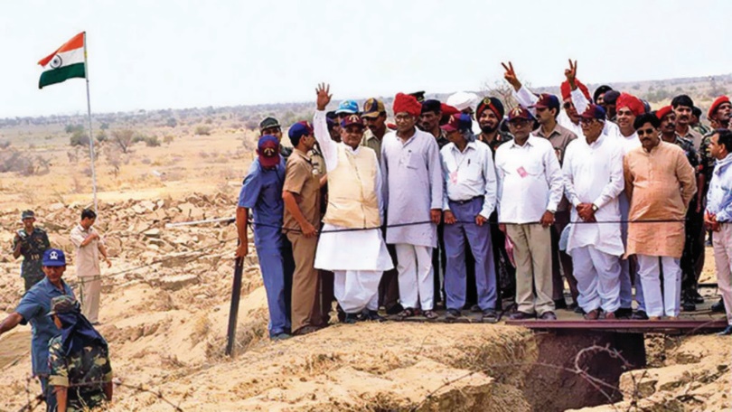 Historic picture of Prime Minister's visit to Pokhran after the blast 