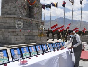 PM paying tributes  to the Galwan Martyrs
