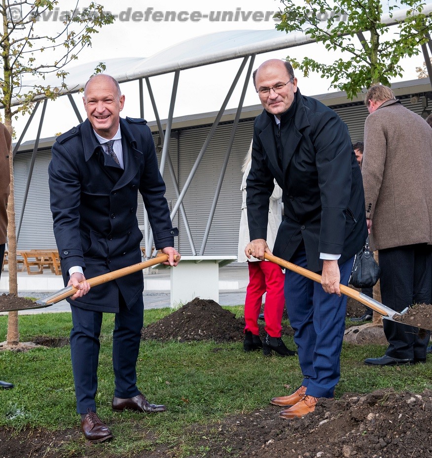 MUC CEO Jost Lammers (left) and Bavarian Finance Minister Albert Füracker (right) © Munich Airport