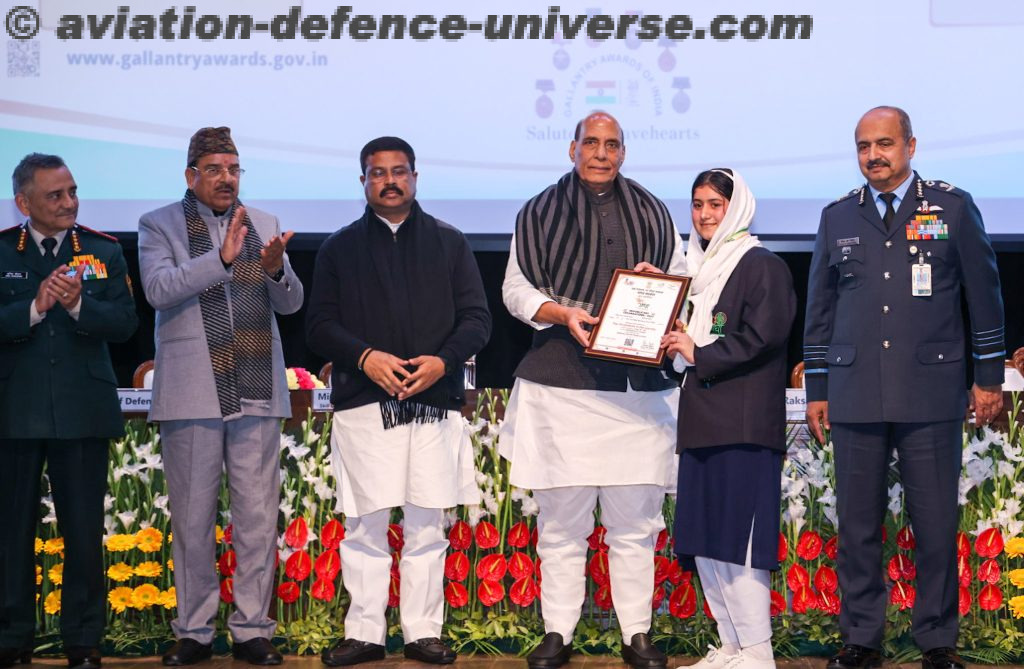 The Union Minister for Defence, Rajnath Singh felicitating Super 25 Awardees of Veer Gatha 2.0 contest