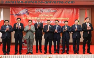 Vietnam Prime Minister Pham Minh Chinh (middle) takes photos with all VIPs at the new route launch ceremony