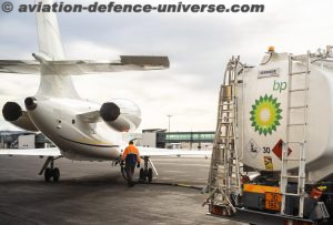 Air_bp_refuels_a_business_jet