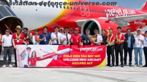 Vietjet leaders, flight crew and staff welcome the new aircraft