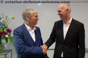 Fraunhofer President Prof. Holger Hanselka congratulates Dr. Matthias Unbescheiden in Darmstadt.
